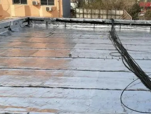 桥东卫生间漏水维修公司分享下桥东屋面楼顶防水刚性防水层施工要点。